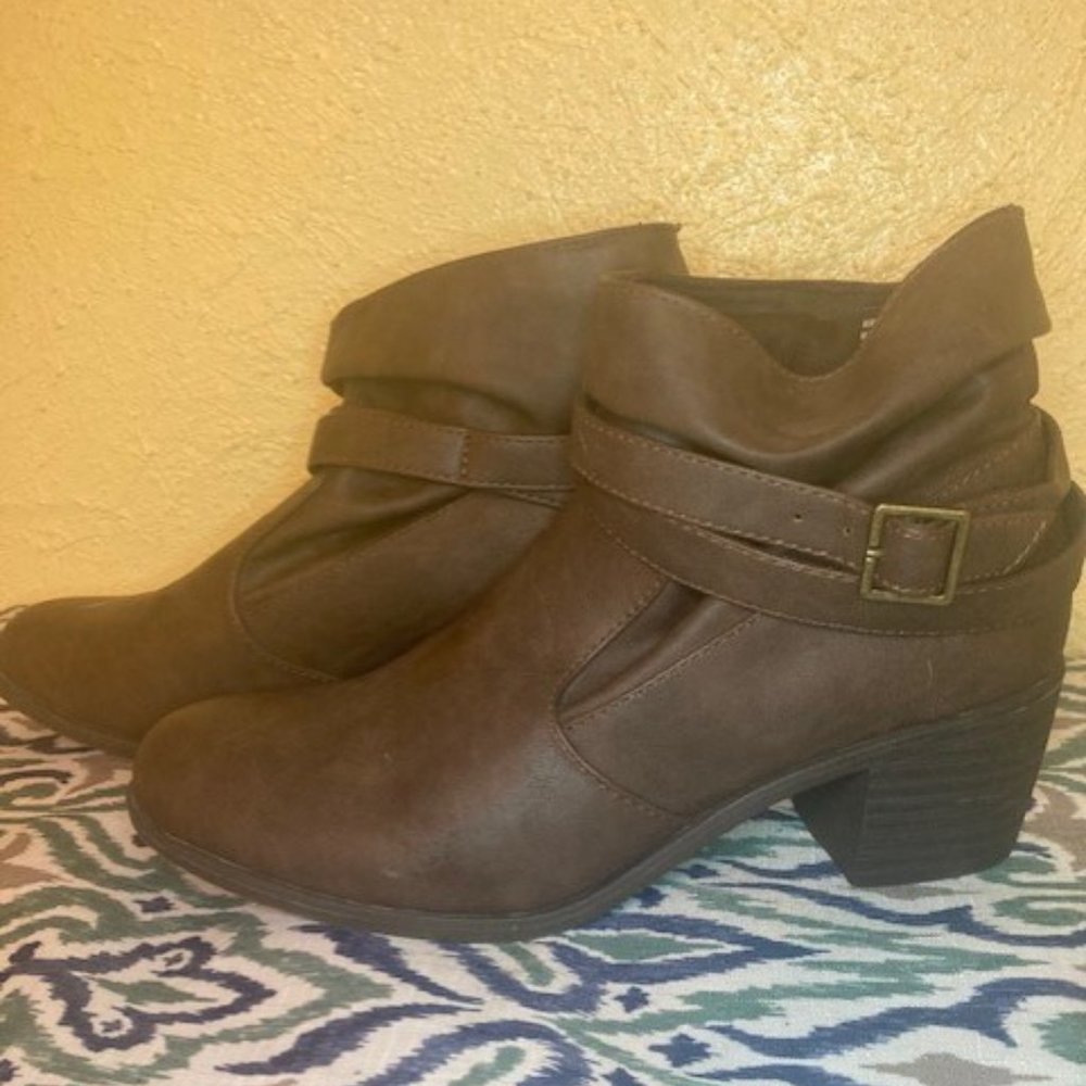 Brown ankle boots. American Eagle  NWT  Size 8